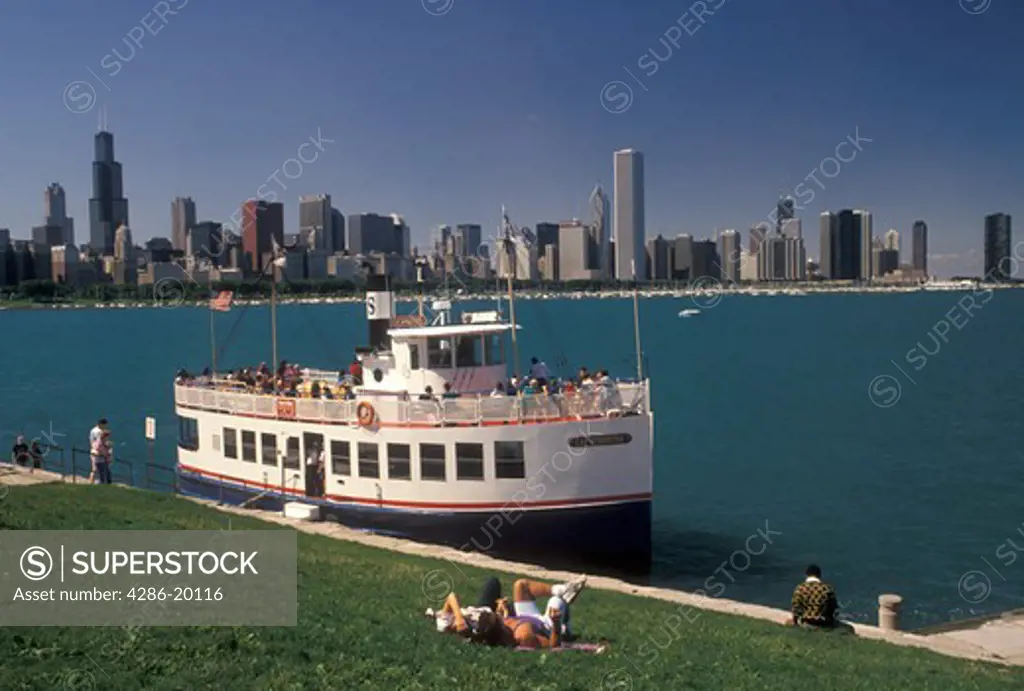 tour boat, Chicago Harbor, Chicago, IL, Lake Michigan, Illinois, Sightseeing tour boat loading passengers in Chicago Harbor. View of downtown skyline from the Lakeshore in Chicago.