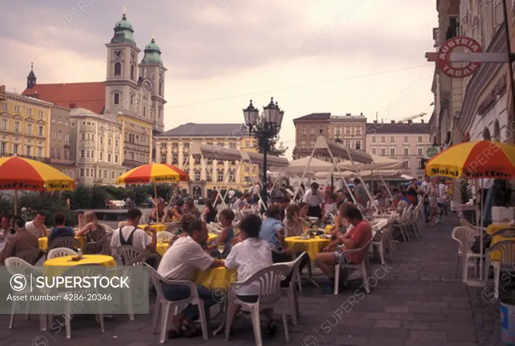 outdoor caf, Linz, Austria, The Danube Valley, Oberosterreich, Outdoor caf at the Hauptplatz in downtown Linz.