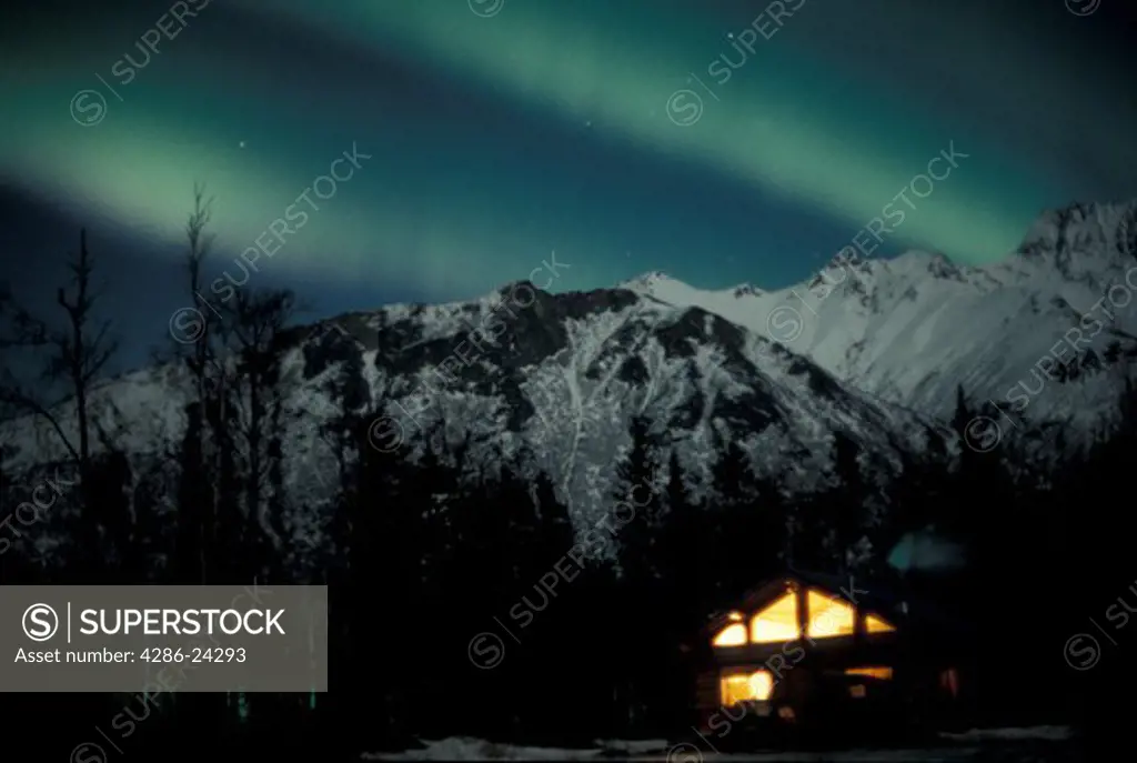 USA, Alaska, Matanuska Valley, Northern Lights (aurora borealis), cabin and Matanuska Peak