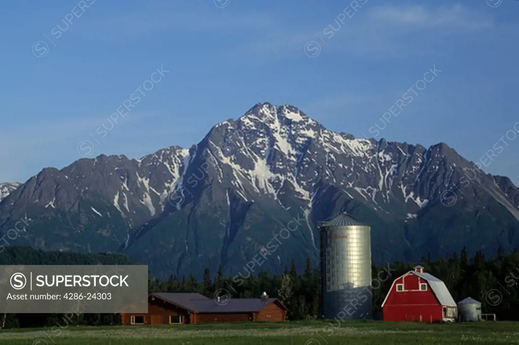 USA, Alaska, Matanuska Valley, Palmer, Pioneer Peak and barn and silo