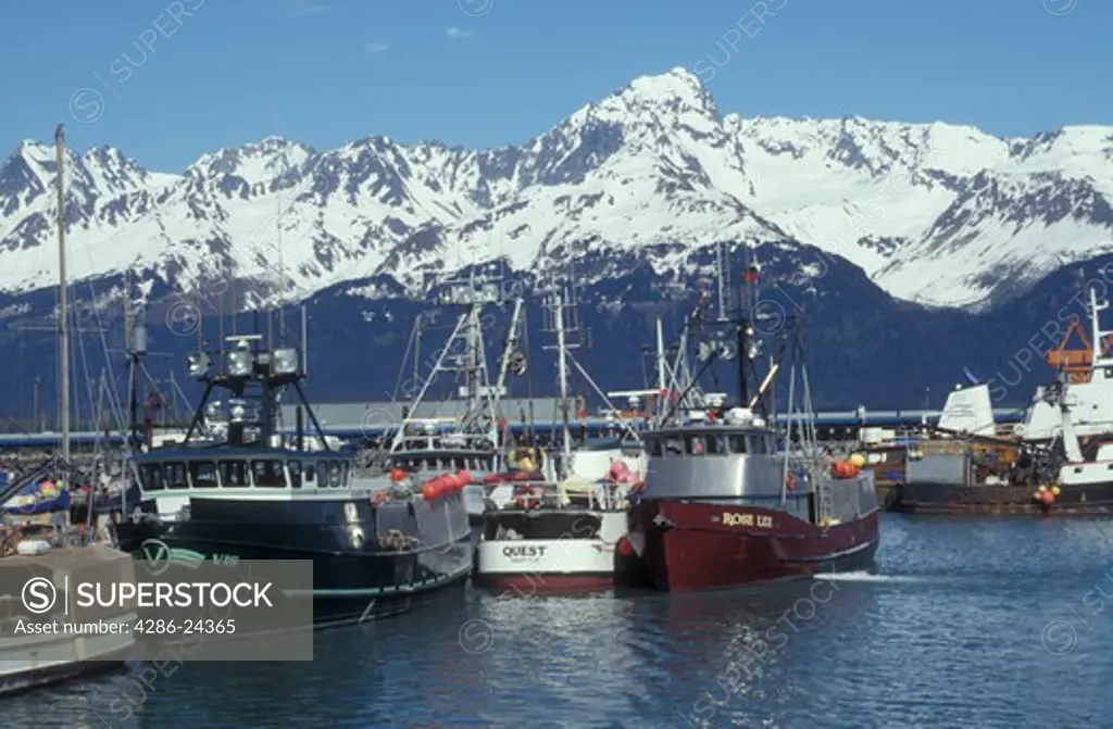 USA, Alaska, Kenai Peninsula, Seward, Ressurection Bay, boats and mountains