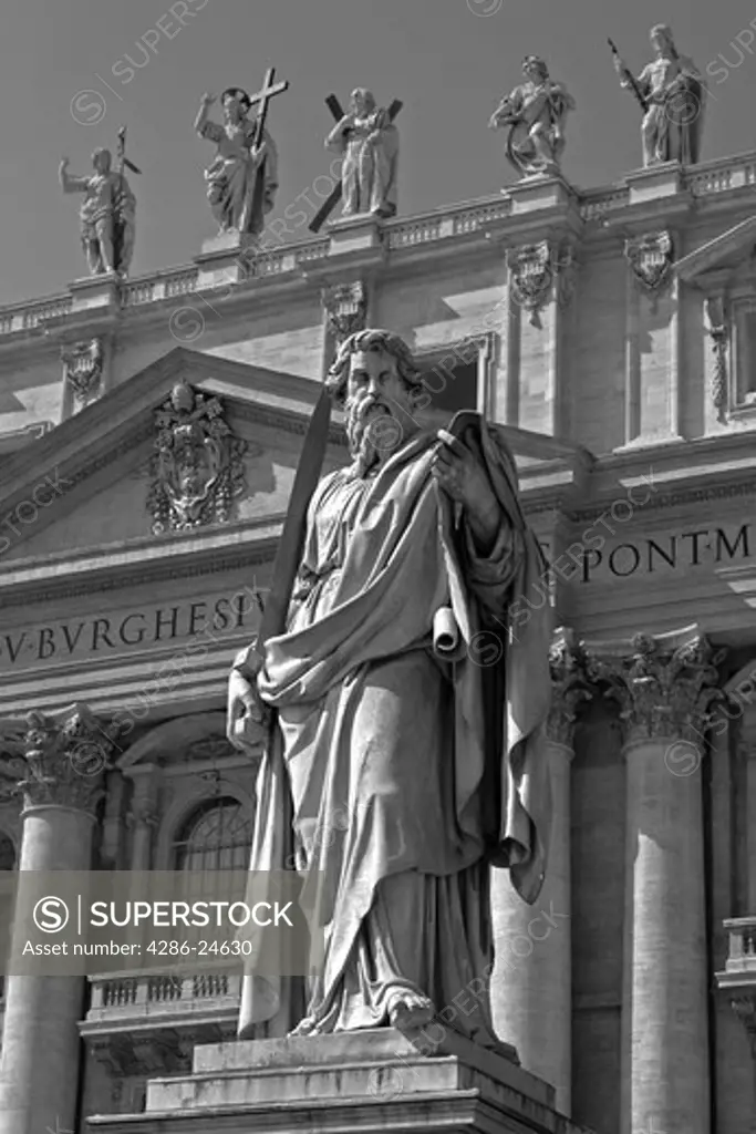 Italy, Rome, St. Peter's Bascilica, statue of Pope Pius IX in St. Peter's square 