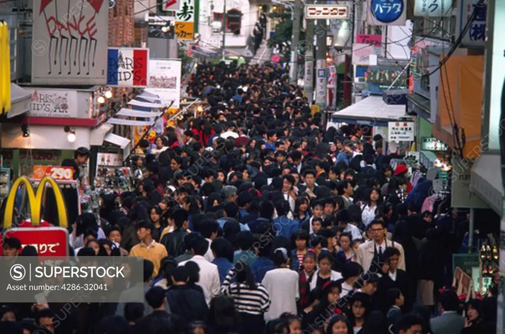 Young shoppers along a popular shopping street in Takeshita-dori, Jarajuku district, Tokyo, Japan.