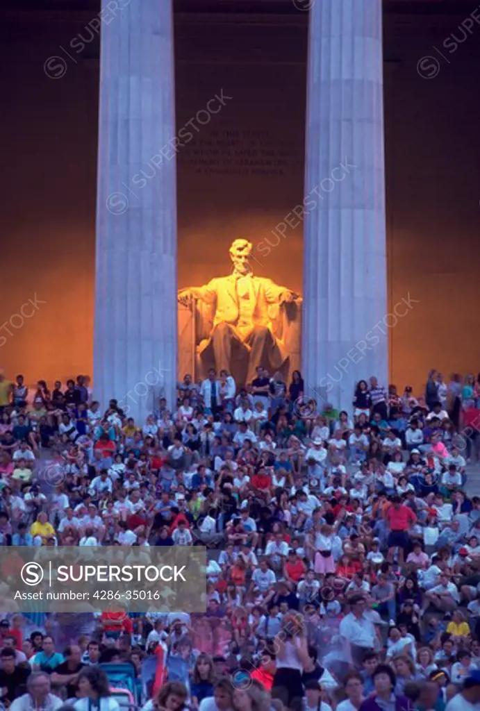Crowd infront of the Lincoln Memorial at twilight in Washington, DC. - ED23109
