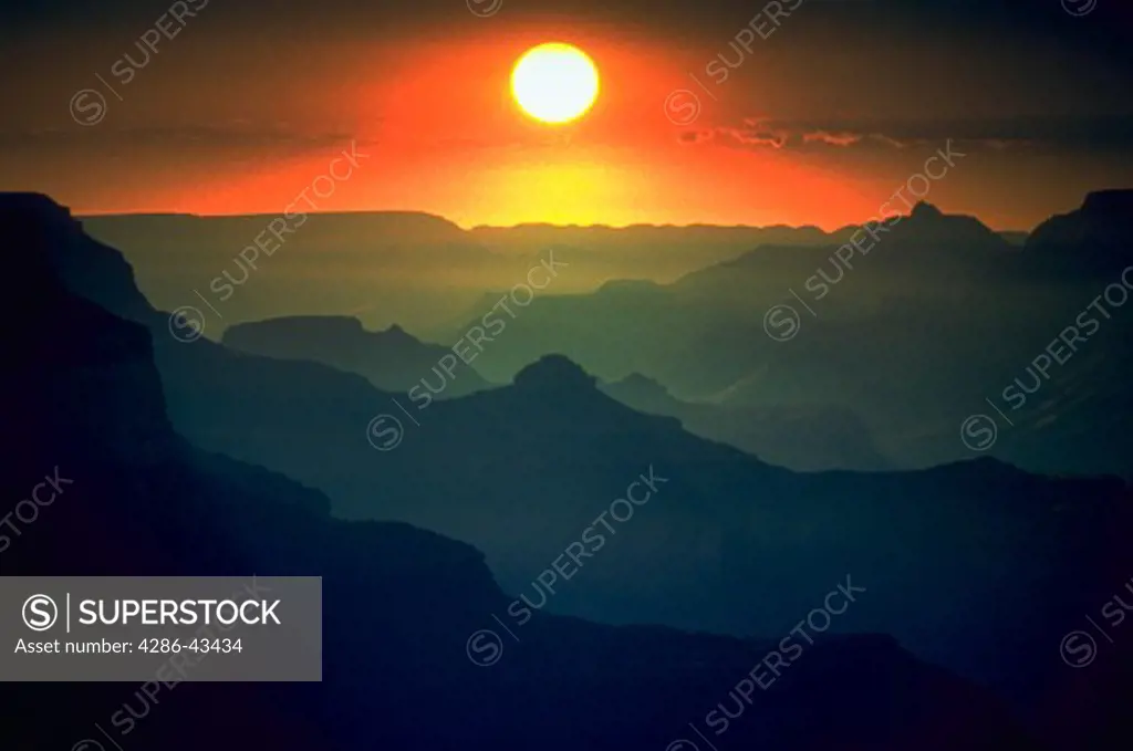 Sunrise over theSouth Rim of the Grand Canyon, Grand Canyon National Park, Arizona.