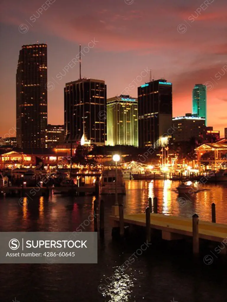 Miami, FL, Florida, Biscayne Bay, Bayside Marketplace, Miamarina, skyline, evening