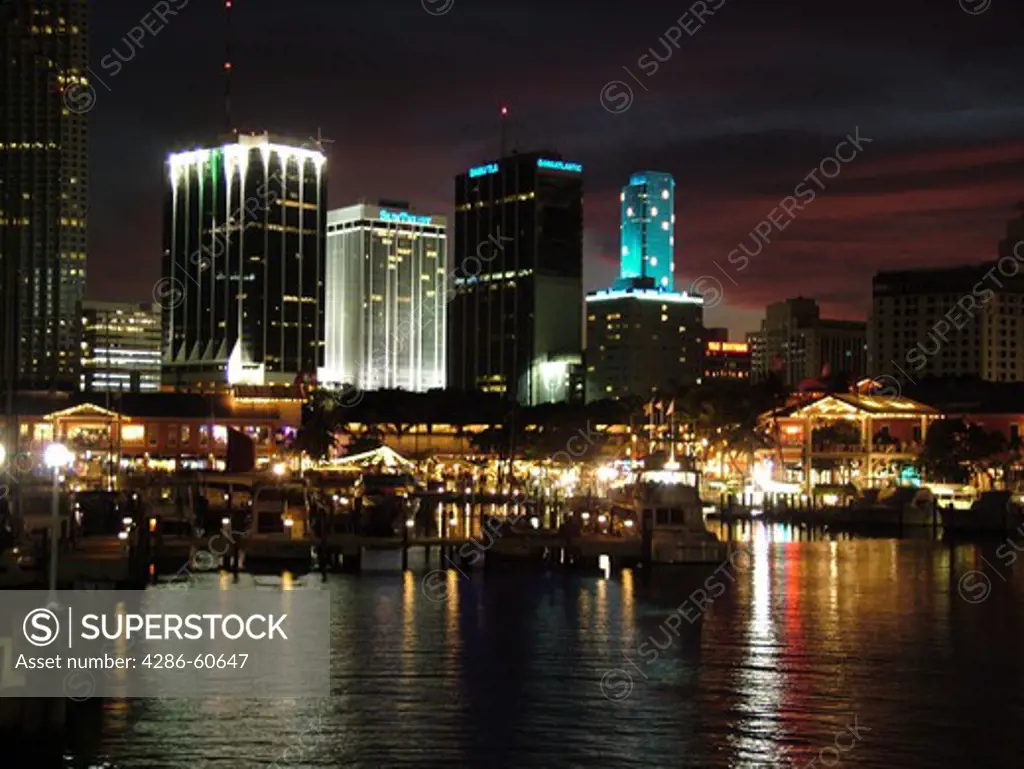 Miami, FL, Florida, Biscayne Bay, Bayside Marketplace, Miamarina, skyline, evening