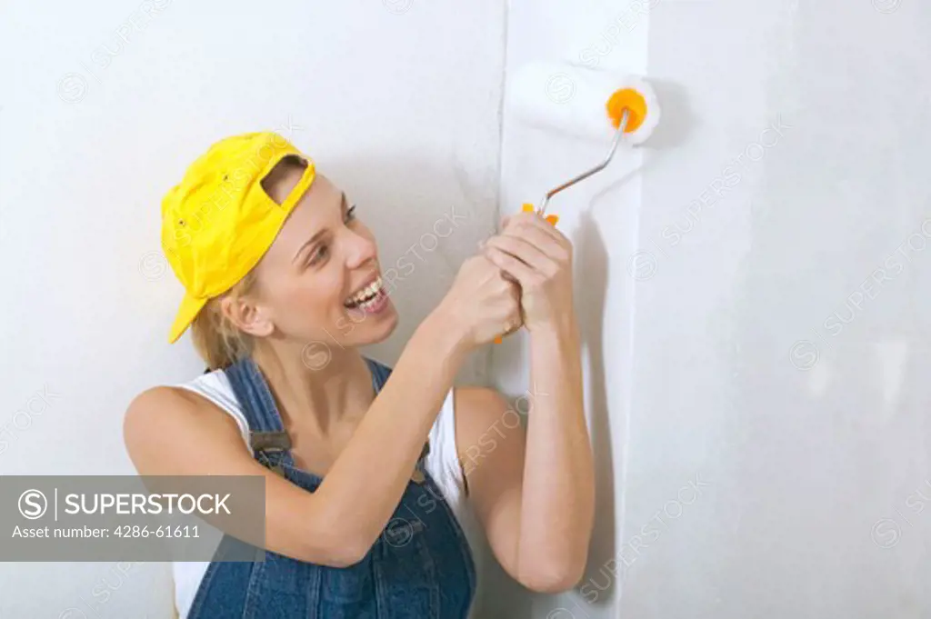 woman craftwoman renovating her appartement