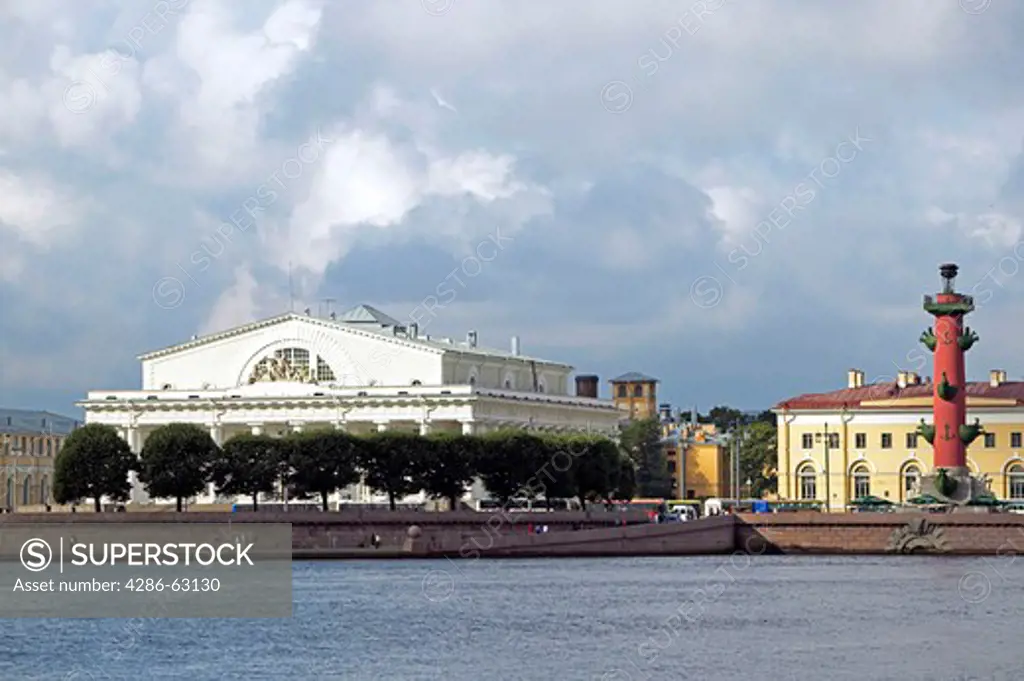 Sankt Petersburg, Boerse mit Rostrasaeule