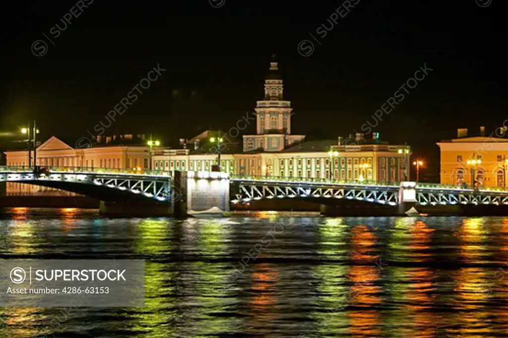 Sankt Petersburg, Kunstkammer mit Bruecke bei Nacht, Russia St Petersburg at night