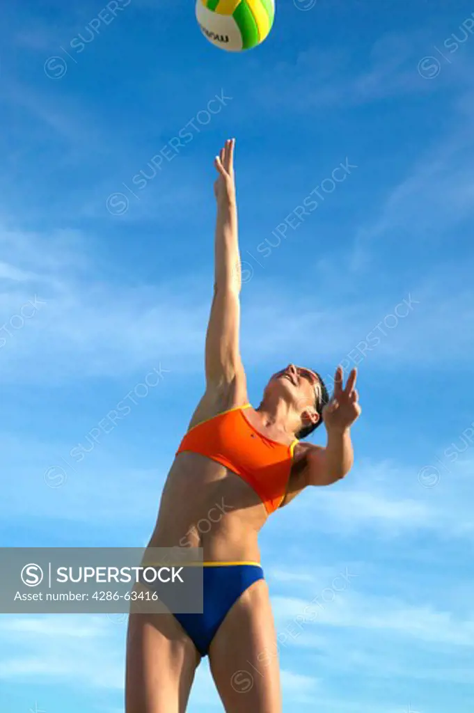 woman playing beachvolleyball