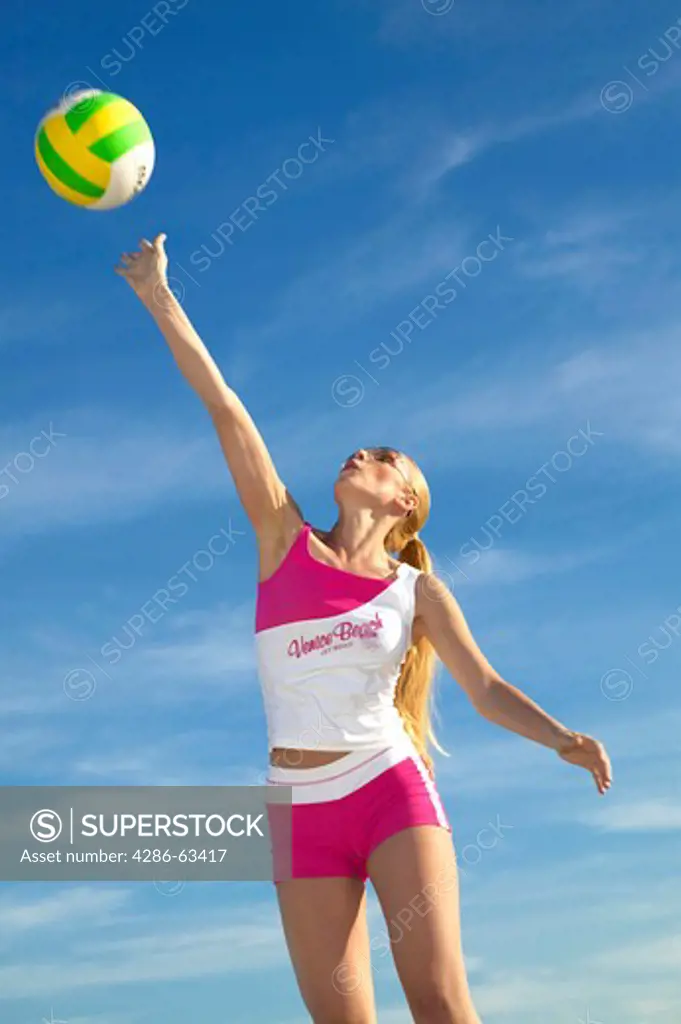 woman playing beachvolleyball