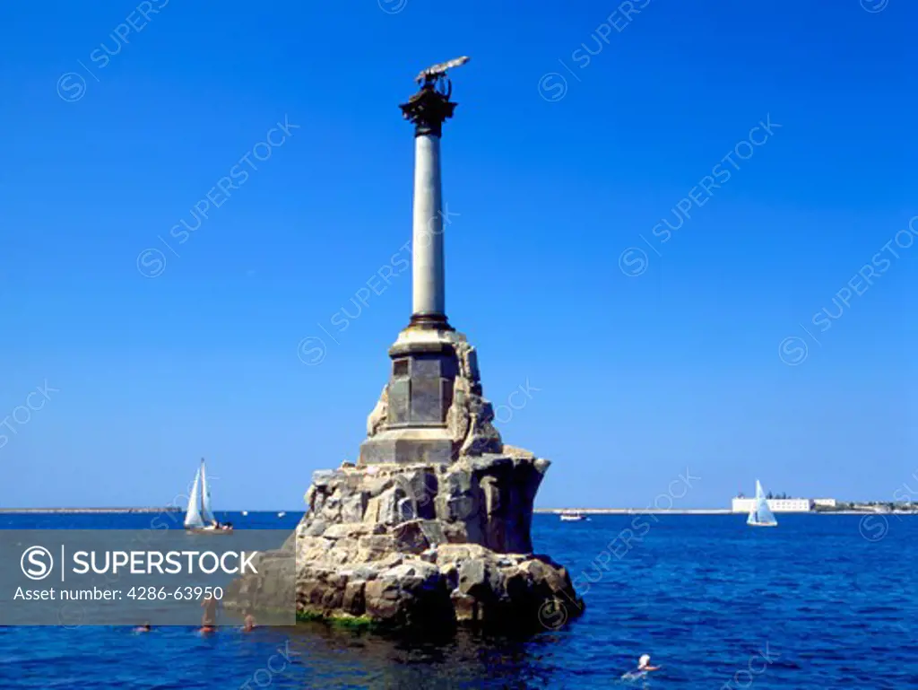 Ukraine,  Krim,  Sewastopol Kriegerdenkmal im Meer