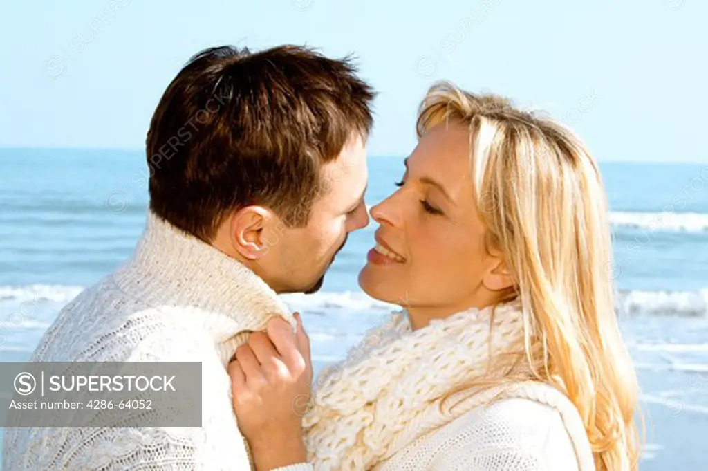 couple be in love by the sea