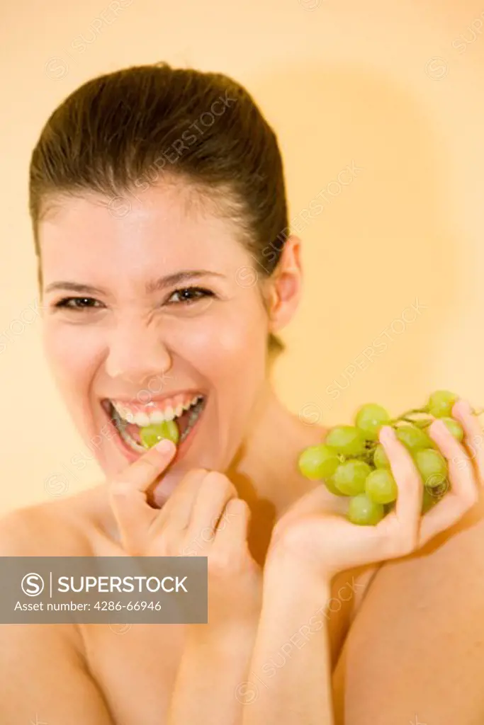 Woman, young, smile, grapes, bunches of grapes, eat, (model release)