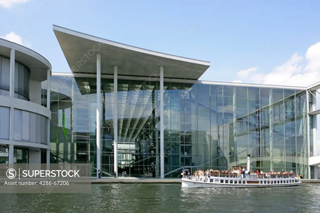 Germany, Berlin, excursion steamer before Paul Loebe house in the Spree curve,