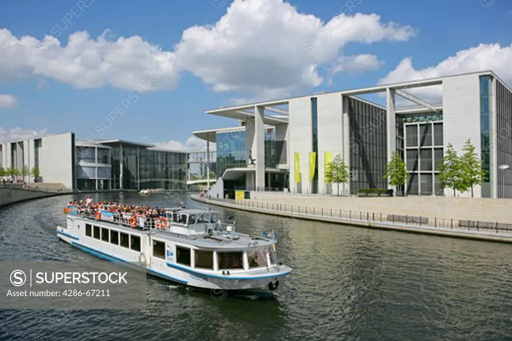 Germany, Berlin, excursion steamer before the Marie Elisabeth Lueder's house, Paul Loebe house in the Spree curve