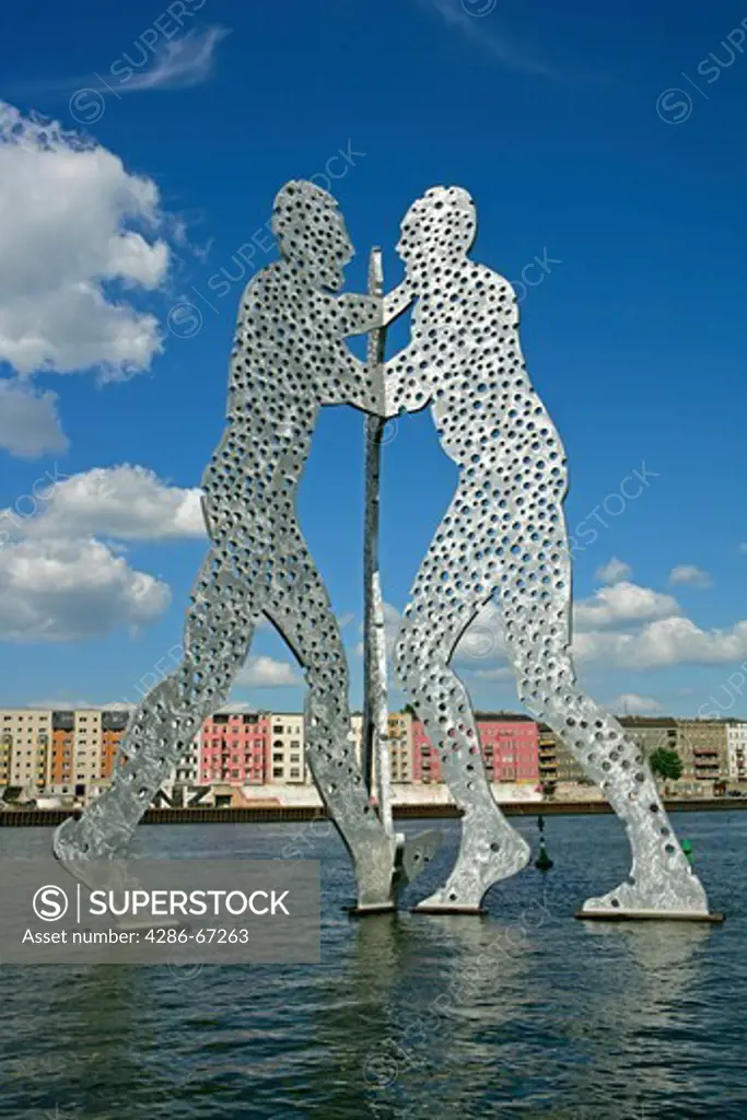 Germany, Berlin, Molecule Man, Skulptur von Borofsky