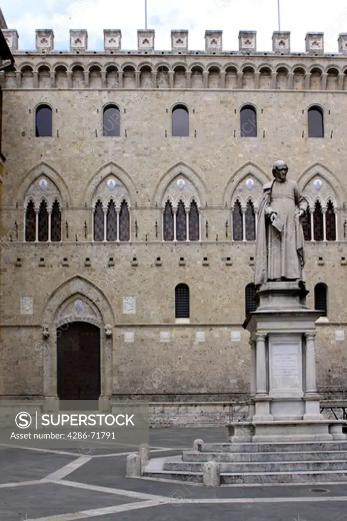 Italy, Toscana, Siena, Banca Monte dei Paschi di Siena, Palazzo Salimbeni and Statue of the  Kanonikus Sallustion Bandini