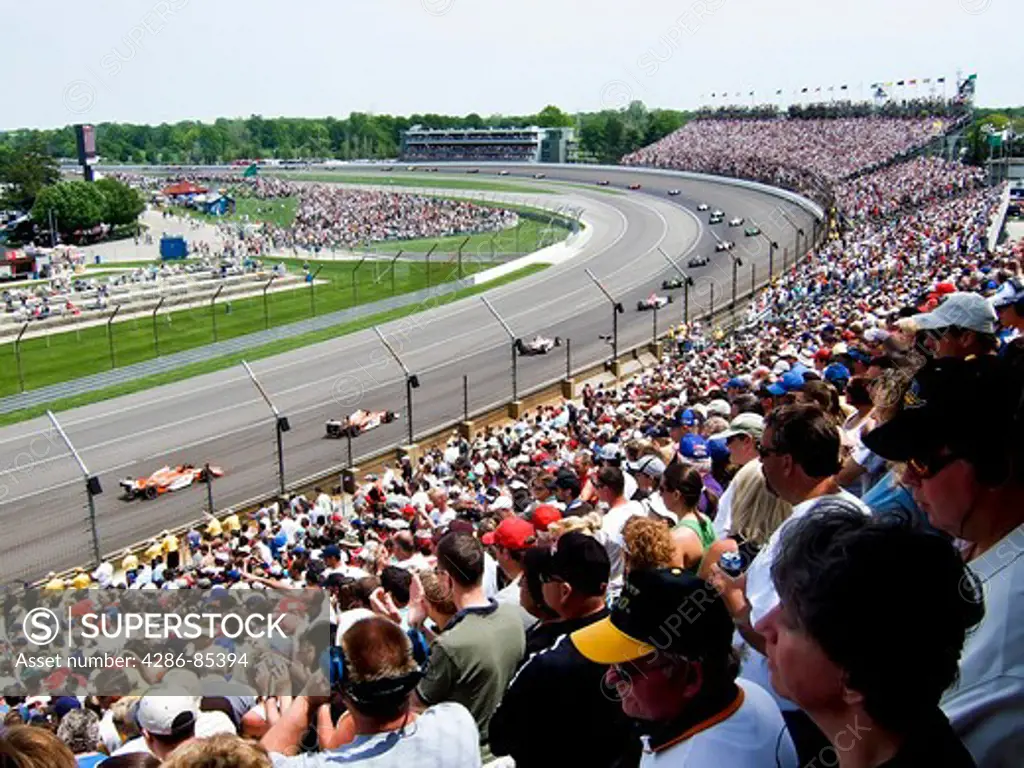 Race Action and Crowd at 2008 Indianapolis 500 auto race, Speedway, Indiana, USA>