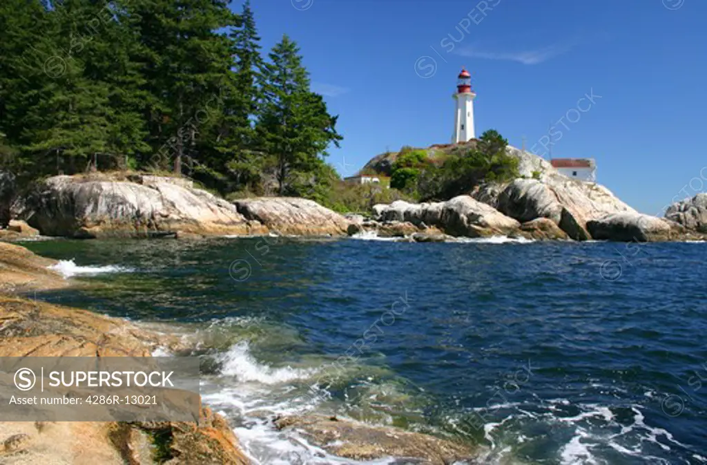 Atkinson lighthouse with Pacific Ocean
