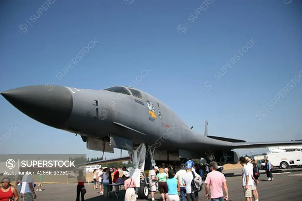 Crowd lines up to see B1 Lancer Bomber at Abbotsford Air Show 2006