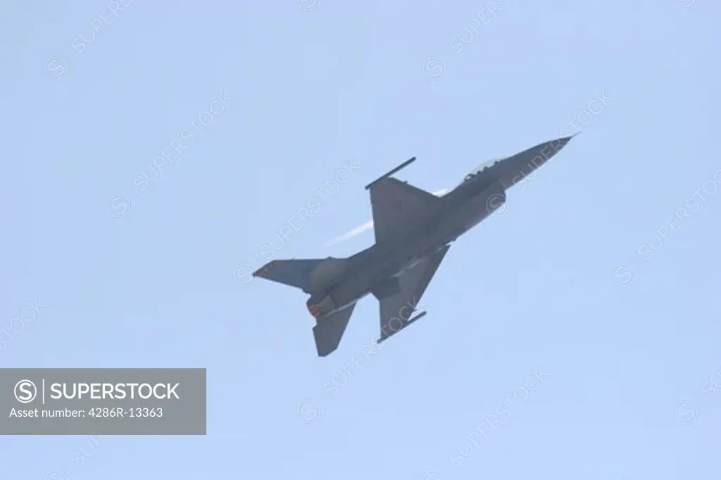 F-16 Fighting Falcon making a climb with afterburner on at Abbotsford International Air Show 2006