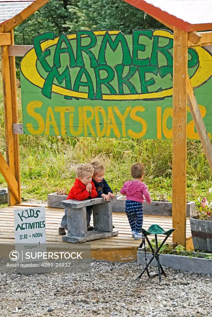 Kid´s activities at the Homer Farmer´s Market during summer on the Kenai Peninsula in Southcentral Alaska
