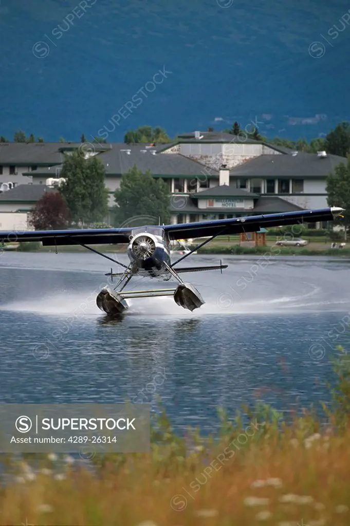 Dehavilland Beaver Floatplane on Step SC AK Summer Lake Hood