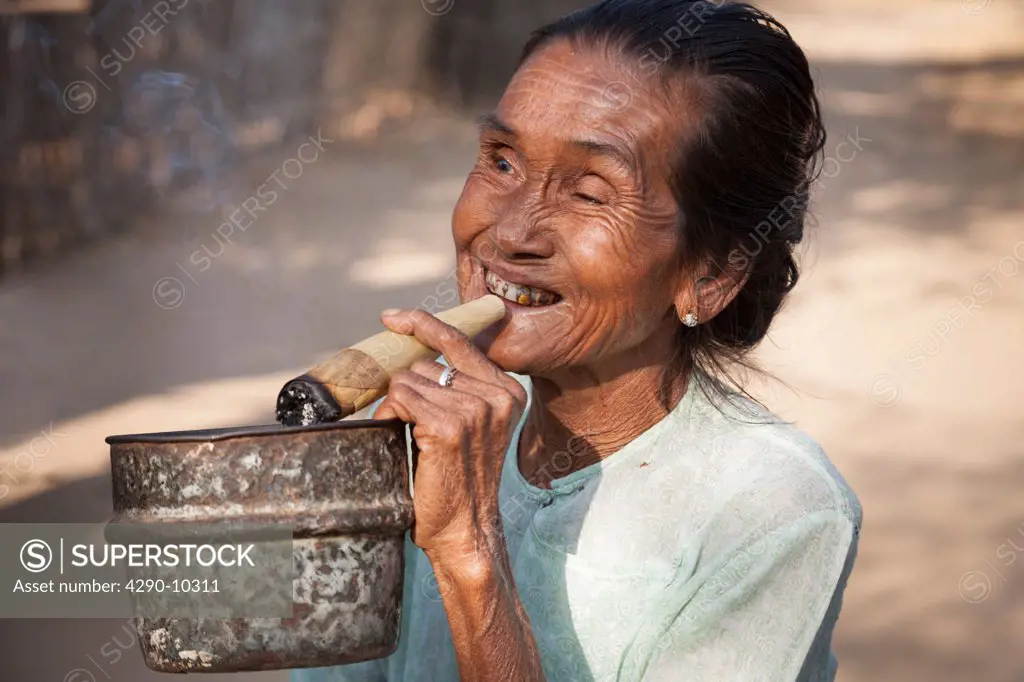 Old woman smoking a cheroot, Minnanthu, Bagan, Myanmar, (Burma)