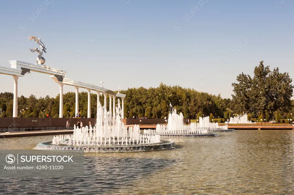 Water fountains and Ezgulik Independence Arch, Independence Square, Mustakillik Maydoni, Tashkent, Uzbekistan