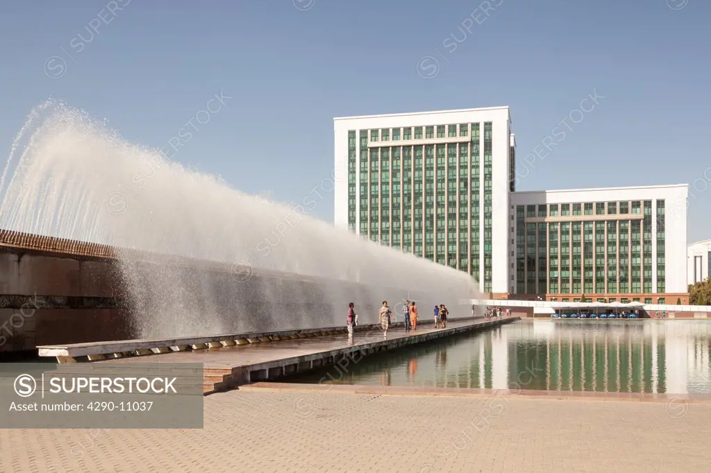 Water fountain and Finance Ministry, Moliya Vazirligi, Independence Square, Mustakillik Maydoni, Tashkent, Uzbekistan