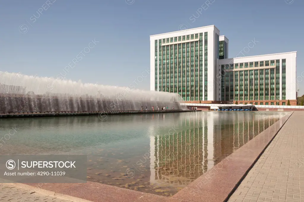 Water fountain and Finance Ministry, Moliya Vazirligi, Independence Square, Mustakillik Maydoni, Tashkent, Uzbekistan