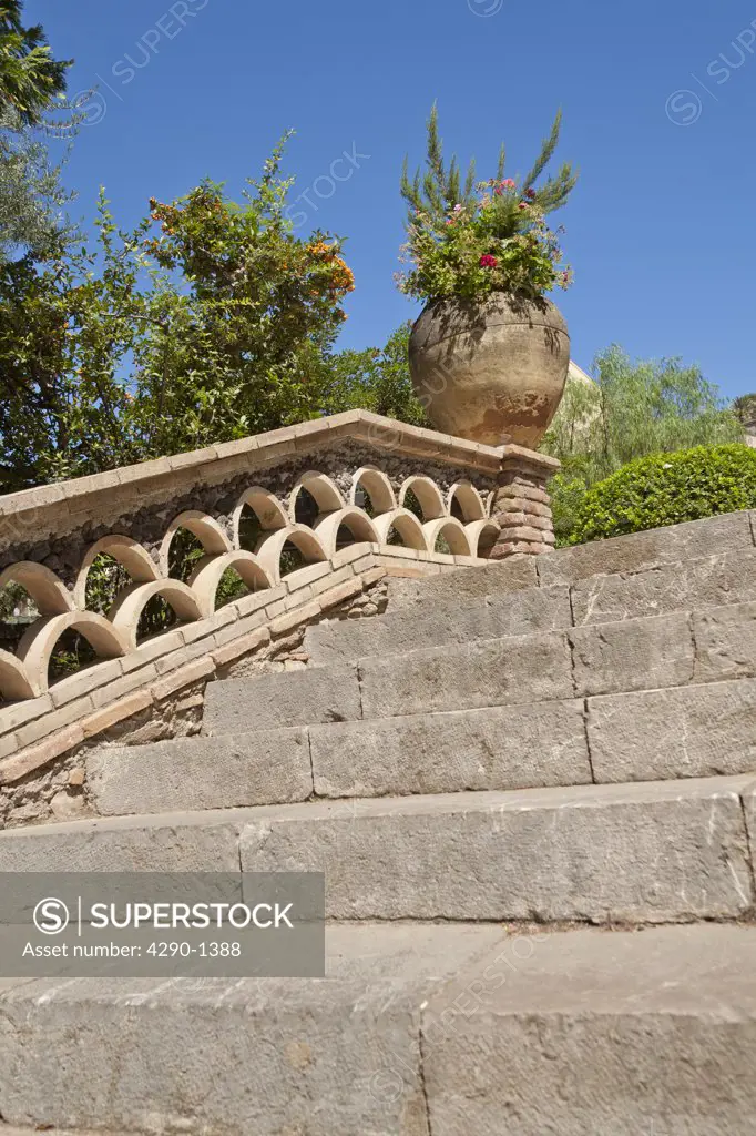 Steps, wall and plant pot, Trevelyan Public Gardens, Villa Comunale, Via Bagnoli Croce, Taormina, Sicily, Italy