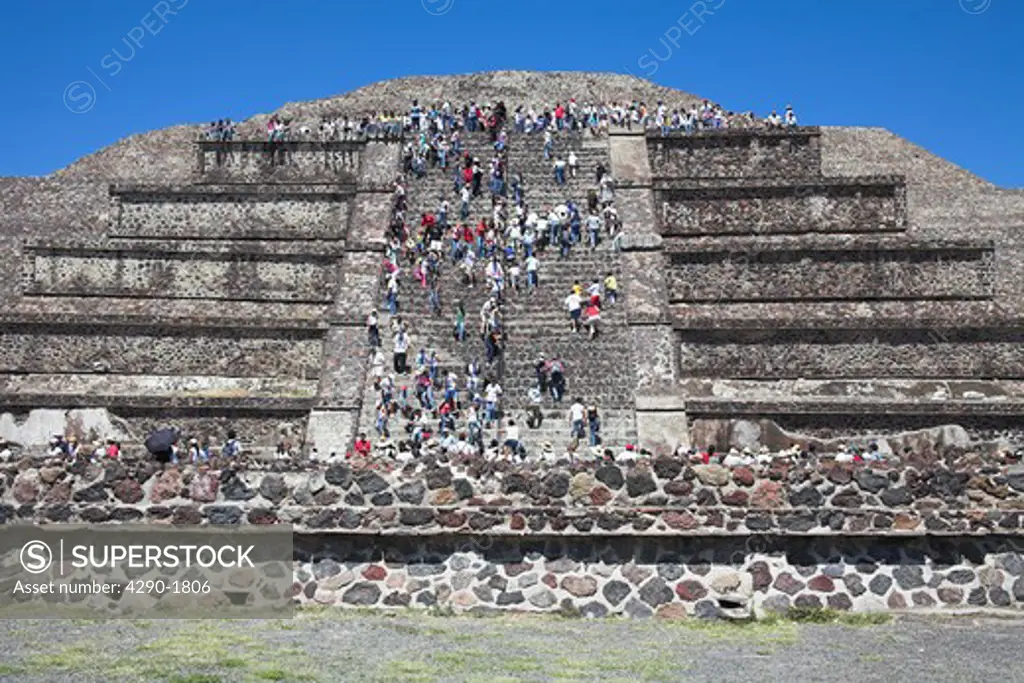 Tourists, Pyramid of the Moon, Piramide de la Luna, Teotihuacan Archaeological Site, Teotihuacan, Mexico City, Mexico