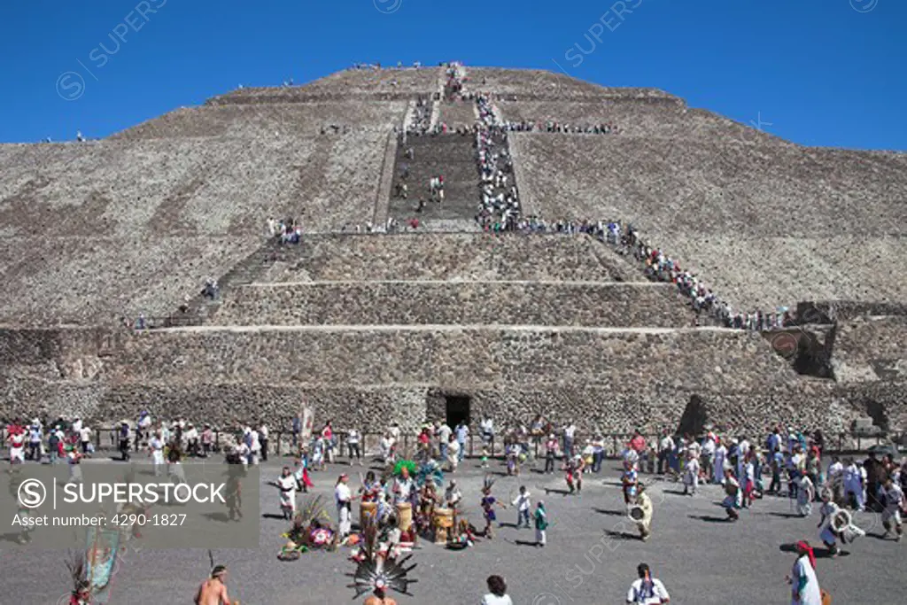 Tourists, Pyramid of the Sun, Piramide del Sol, Teotihuacan Archaeological Site, Teotihuacan, Mexico City, Mexico