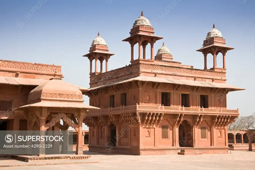 Diwan-i-Khas, and The Treasury also known as Ankh Michauli on left, Fatehpur Sikri, near Agra, Uttar Pradesh, India