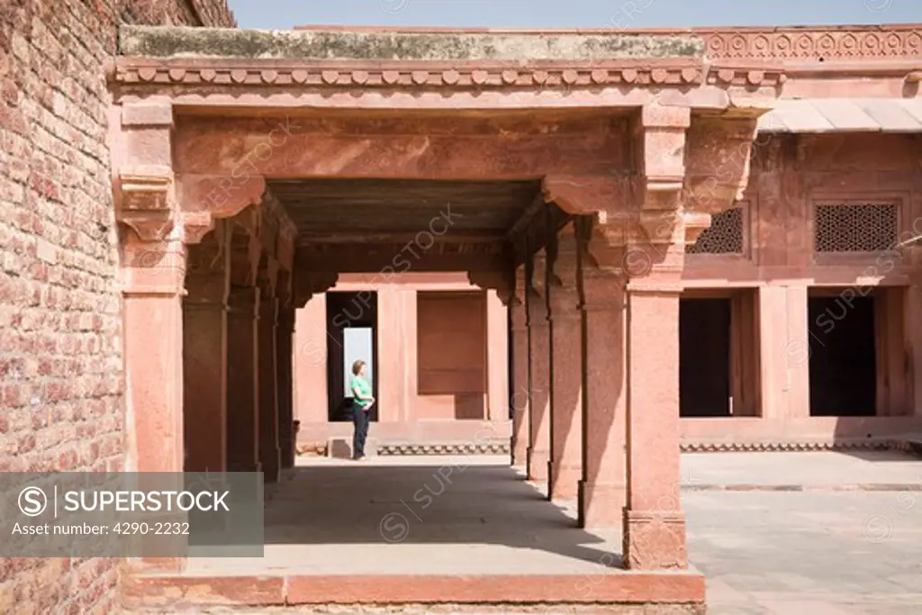 Tourist beside a corridor close to the Diwan-i-Khas, Fatehpur Sikri, near Agra, Uttar Pradesh, India