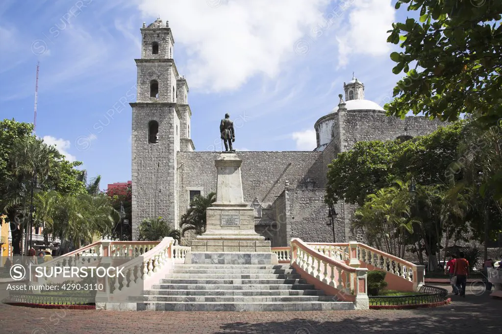 Monument to General Manuel Cepeda Peraza and Iglesia de Jesus, Merida, capital of Yucatan State, Mexico