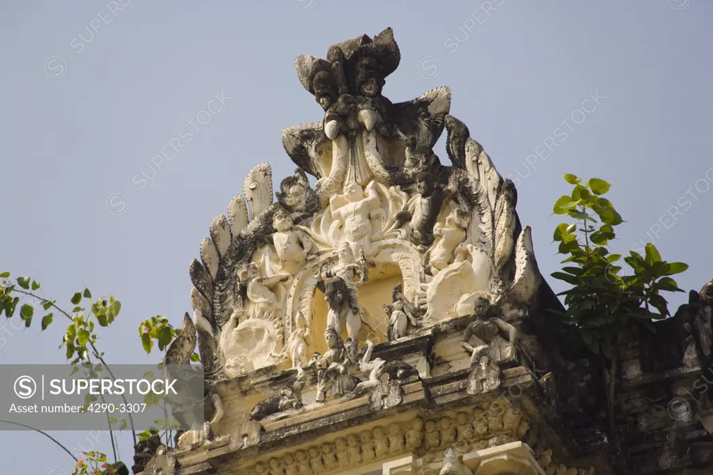 Carved statues on a gopuram, Sree Padmanabhaswamy Temple, Trivandrum, Kerala, India