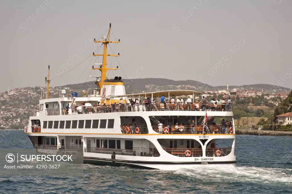 Tourists cruising on the SH Sariyer on the Bosphorus, Istanbul, Turkey