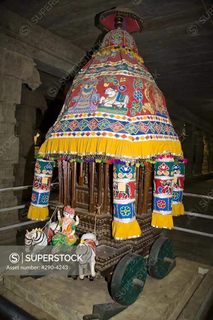 Model of Shivas holy chariot, 1,000 Pillars Hall, Meenakshi Temple, Madurai, Tamil Nadu, India