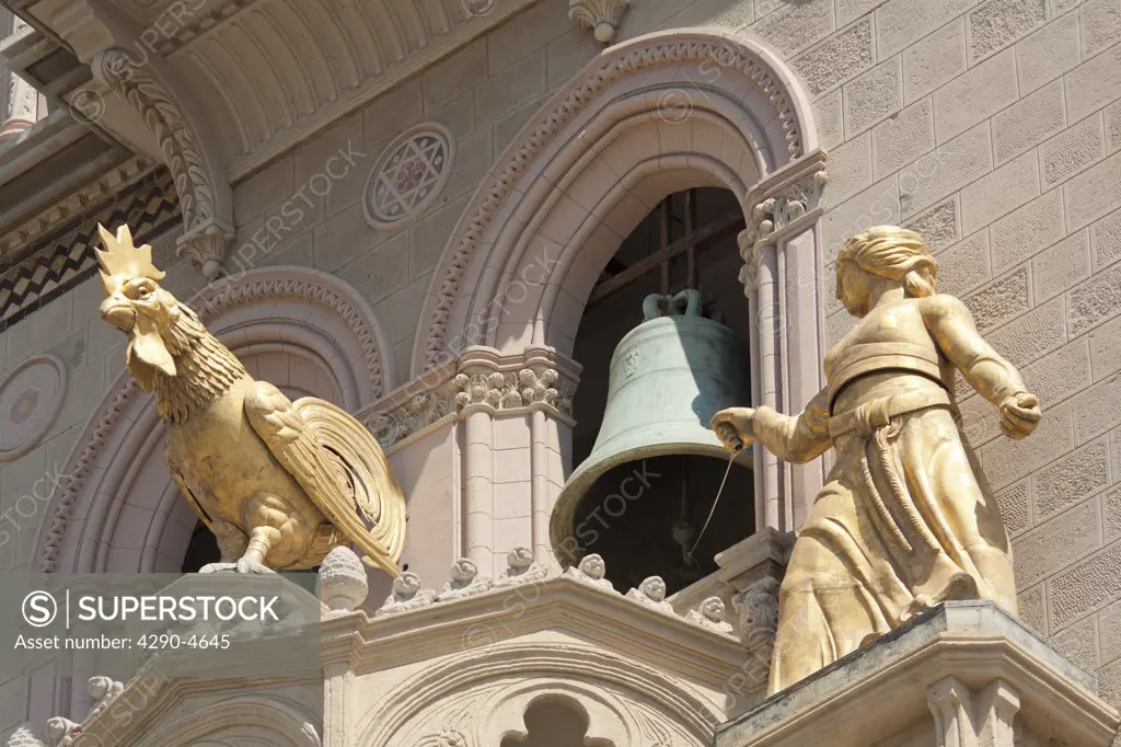 Golden statues and bell in bell tower, Messina Cathedral, Piazza Del Duomo, Messina, Sicily, Italy