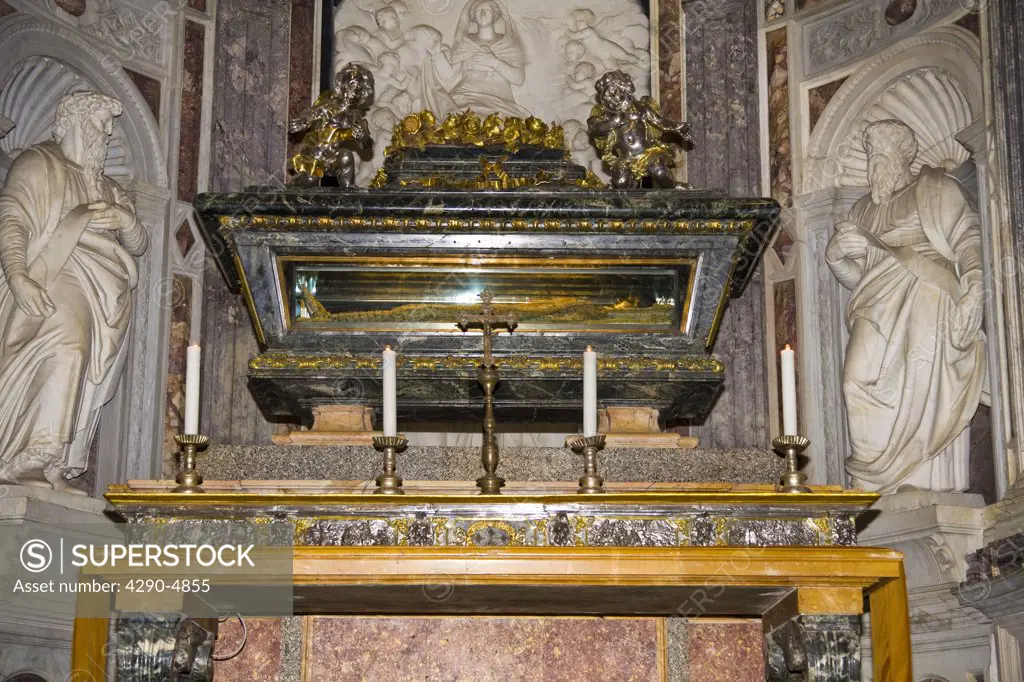 Tomb of Saint Ranieri inside the cathedral, Piazza del Duomo, Pisa, Tuscany, Italy