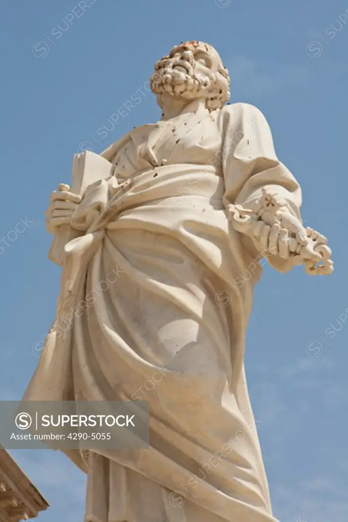 Statue of Saint Peter outside Syracuse Cathedral, Piazza Duomo, Ortygia, Syracuse, Sicily, Italy