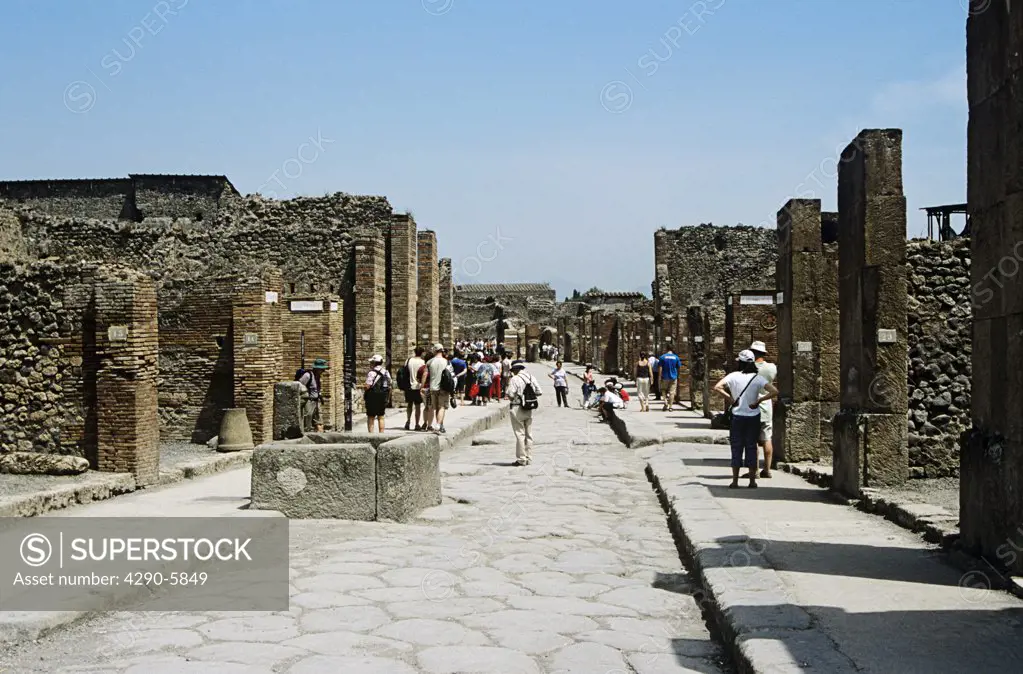 Tourists in Via Dell Abbondanza, Pompeii archaeological site, Pompeii, near Naples, Campania, Italy
