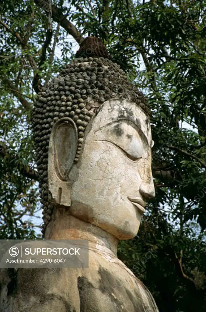 Statue in the Viharn, Wat Phra Kaeo, Kamphaeng Phet Historical Park, Kamphaeng Phet, Thailand