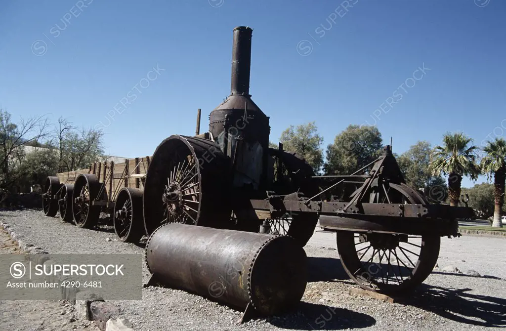 Rusty old mobile traction steam engine, Amargosa, Death Valley Junction, Inyo County, California, USA