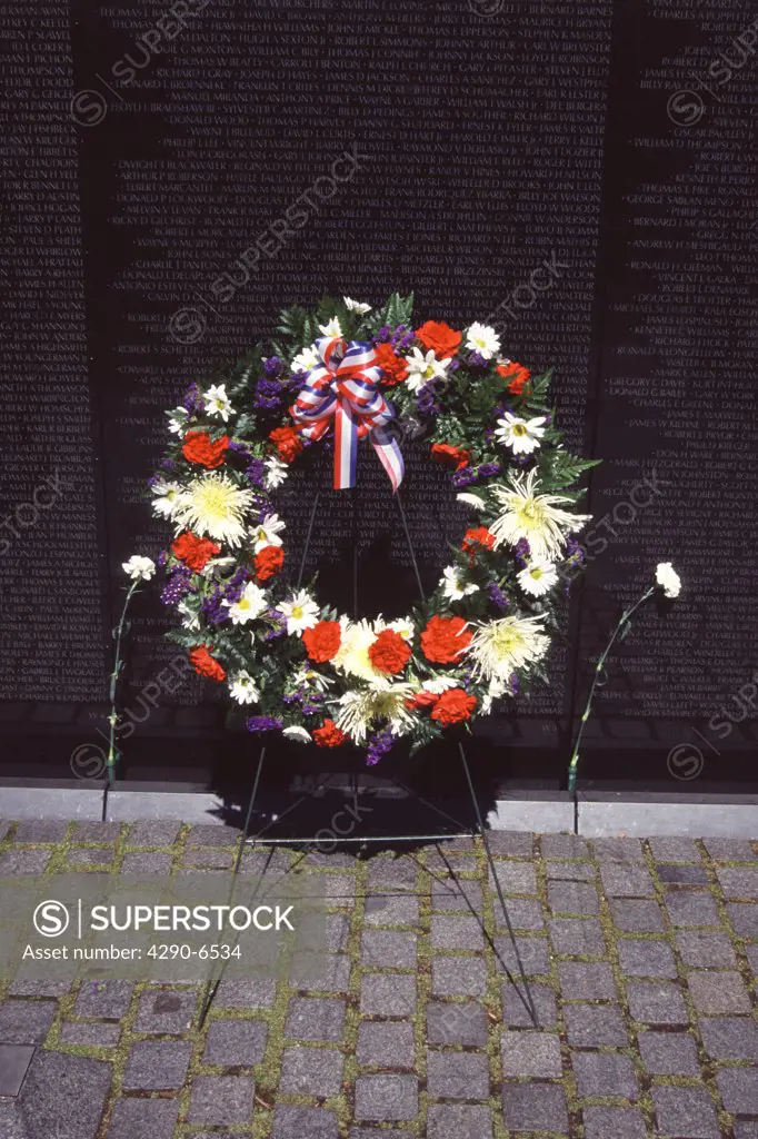 Wreath, Vietnam Veterans Memorial Wall, Constitution Gardens, National Mall, Washington, DC, USA