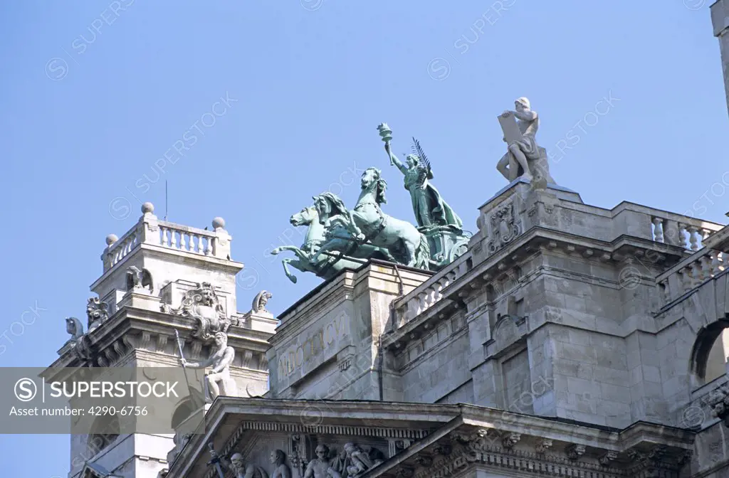 Neprajzi Museum of Ethnography, Budapest, Hungary. Statues on roof